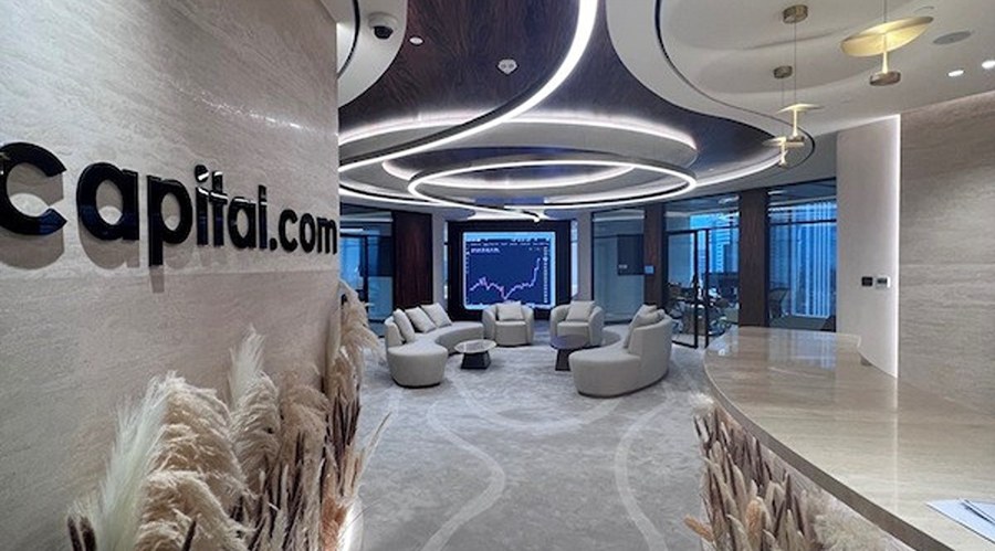  鲍威尔称美联储或需调整政策立场 市场解读为降息信号